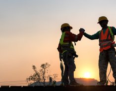 workers shaking hand/Adobe stock