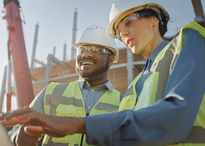 Workers in vests and hard hats/Adobe Stock 